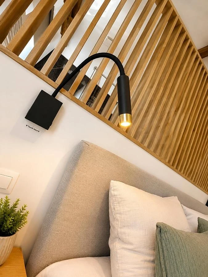 Detail: Wandleseleuchte über dem Bett
