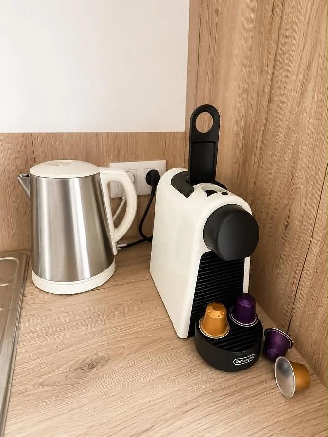 Nespresso-Kaffeemaschine und Wasserkocher