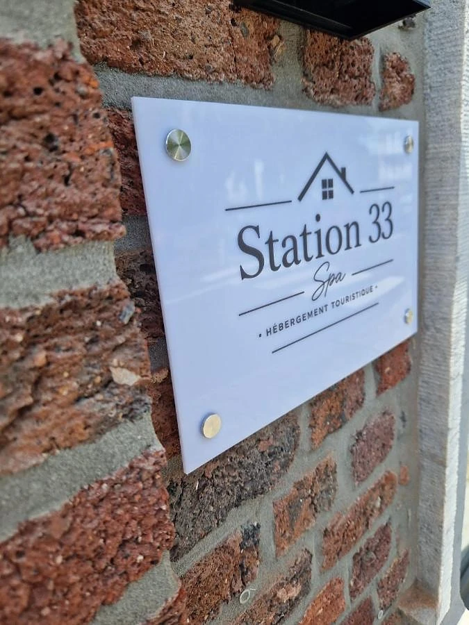 Das Schild Station 33 an der Backsteinfassade