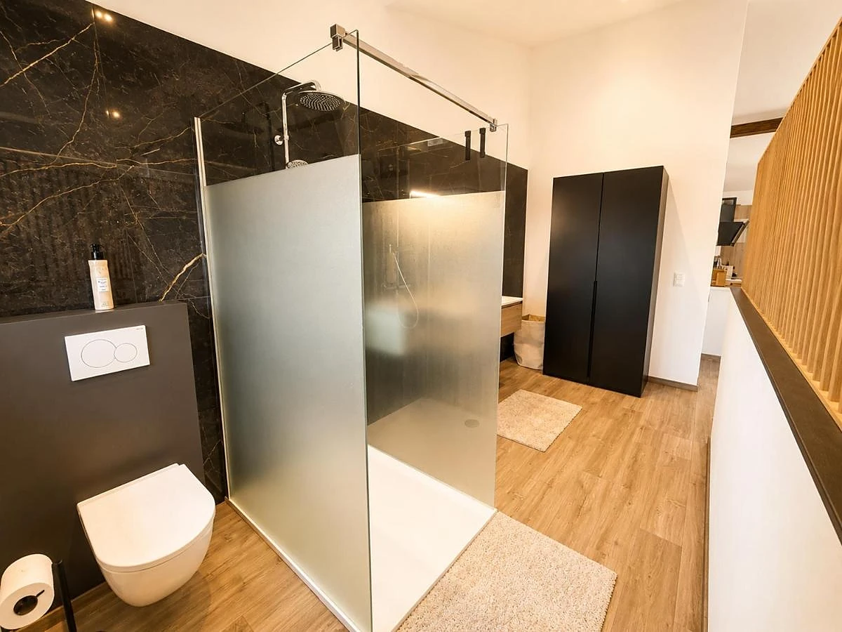 Badezimmer: bodengleiche Dusche und Fliesen in schwarzer Marmoroptik