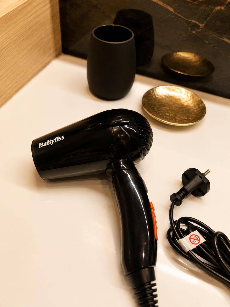 Salle de bain : plan vasque et sèche-cheveux