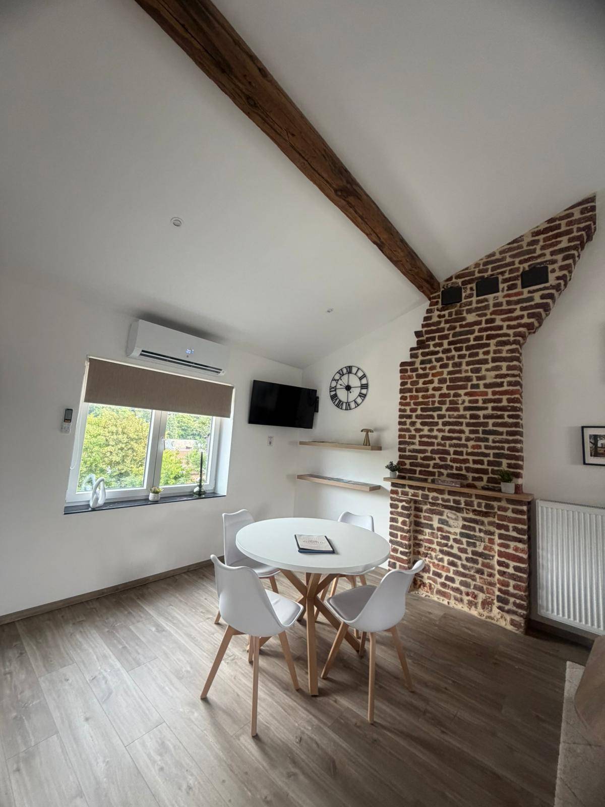 Coin repas lumineux avec mur en brique